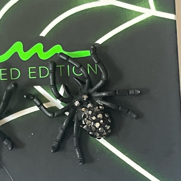 🏷️🆕🎉LE🎉 black spider stud earrings with silver rhinestones - Picture 4 of 7